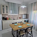 Marina's Guesthouse, Seaview Apartament