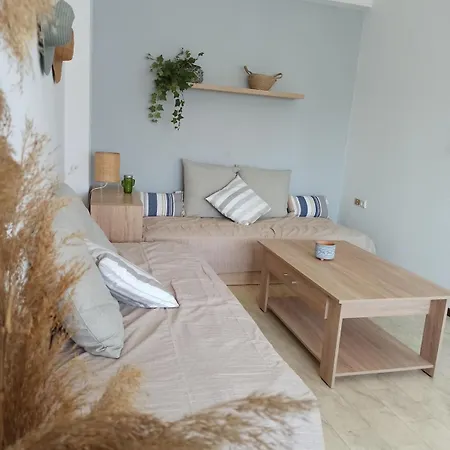 Marina's Guesthouse, Seaview Apartment *
