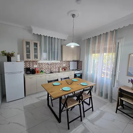 Marina's Guesthouse, Seaview Apartment *