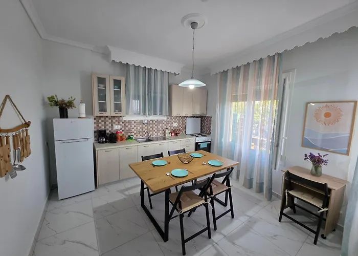 Marina's Guesthouse, Seaview Apartment *